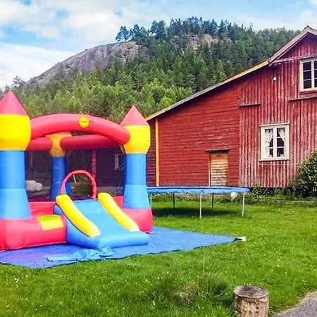8 Person In Åmli